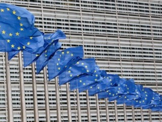 Cờ tung bay bên ngoài Ủy ban EU tại Brussels (Ảnh: REUTERS)