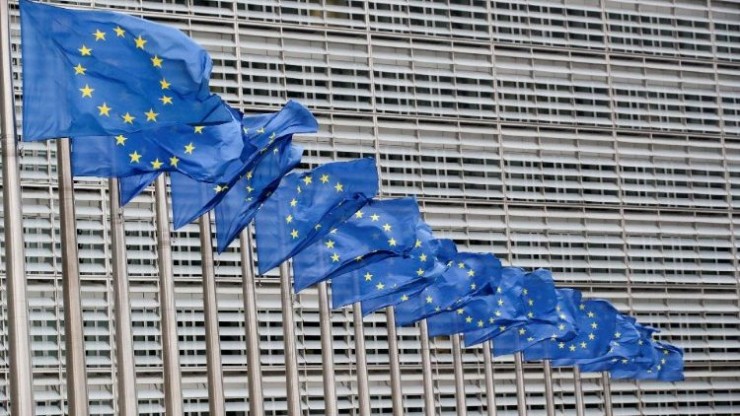 Cờ tung bay bên ngoài Ủy ban EU tại Brussels (Ảnh: REUTERS)