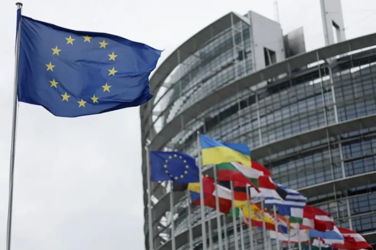 Quốc kỳ Châu Âu tung bay vào Thứ Ba, ngày 18 tháng 4 năm 2023 tại Nghị viện Châu Âu ở Strasbourg, miền đông nước Pháp. (Ảnh: Jean-Francois Badias/AP.)