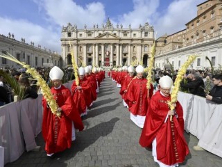 Các Hồng y và Giám mục cầm những cành cọ được trang trí cầu kỳ trong cuộc rước vào Chúa Nhật Lễ Lá tại Quảng trường Thánh Phêrô vào ngày 24 tháng 3 năm 2024 (Ảnh: Bénédicte Cedergren/EWTN News)