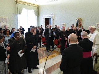 Đức Thánh Cha Phanxicô tham gia cùng với Ủy ban Giáo hoàng về Bảo vệ Trẻ vị thành niên trong buổi cầu nguyện tại Vatican vào ngày 7 tháng 3 năm 2024 (Ảnh: Truyền thông Vatican)
