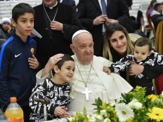 Đức Thánh Cha Phanxicô chụp ảnh cùng một phụ nữ và ba đứa trẻ trong bữa trưa tại Đại thính đường Phaolô VI của Vatican dành cho hơn 1.000 người nghèo và người có hoàn cảnh khó khăn về kinh tế vào ngày 19 tháng 11 năm 2023 (Ảnh: Truyền thông Vatican)