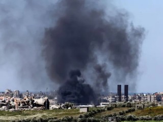 Một bức ảnh được chụp từ một vị trí ở miền nam Israel vào ngày 29 tháng 2 năm 2024 cho thấy khói cuồn cuộn trên Dải Gaza trong bối cảnh các cuộc giao tranh đang diễn ra giữa Israel và nhóm chiến binh Palestine Hamas (Ảnh: JACK GUEZ / AFP qua Getty Images)