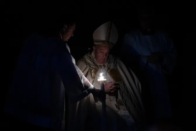 Đức Giáo Hoàng Phanxicô chủ sự Đêm Vọng Phục Sinh tại Vatican, Thứ Bảy, ngày 30 tháng 3 năm 2024 (Ảnh: Daniel Ibanez/CNA)