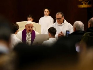 Đức Thánh Cha Phanxicô chủ sự nghi thức sám hối tại Giáo xứ Thánh Piô V ở Rôma vào ngày 8 tháng 3 năm 2024 (Ảnh: Daniel Ibañez/CNA)