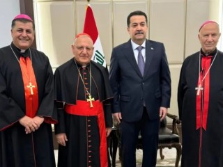 Đức Hồng Y Louis Raphael Sako (thứ hai từ trái sang), Thượng phụ của Giáo hội nghi lễ Chaldean, đã trở lại Baghdad, thủ đô của Iraq, sau khi vắng mặt tại Tòa Thượng phụ từ tháng 7 năm 2023. Cùng với Đức Giám mục Thomas Mirm (phải), Đức Thượng phụ Sako đã lên đường trở về Tòa Thượng phụ, nơi các Đức Giám mục Shlimon Warduni (không có trong ảnh) và Đức Giám mục Basilios Yaldo (trái) chào đón ngài, cùng với các linh mục từ Tổng Giáo phận Baghdad (Ảnh: Tòa Thượng phụ nghi lễ Chaldean)