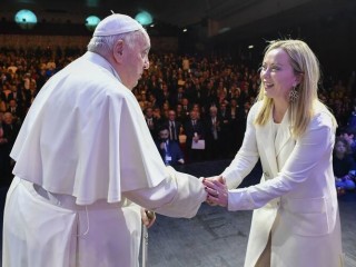 Đức Thánh Cha Phanxicô bắt tay Thủ tướng Ý Giorgia Meloni trong cuộc gặp về gia đình và tỷ lệ sinh đang giảm ở Ý ngày 12 tháng 5 năm 2023 tại Rôma (Ảnh CNS/ Truyền thông Vatican)