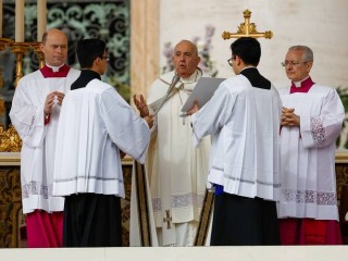 Đức Thánh Cha Phanxicô cầu nguyện khi bắt đầu Thánh lễ sáng Chúa Nhật Phục Sinh tại Quảng trường Thánh Phêrô, Vatican vào ngày 31 tháng 3 năm 2024 (Ảnh: CNS/Lola Gomez)