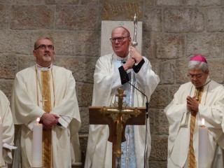 Đức Hồng Y Timothy M. Dolan Địa phận New York, ở giữa, cầm gậy trong Thánh lễ tại nhà nguyện Đức Mẹ Hòa bình ở Trung tâm Đức Bà Giêrusalem vào ngày 13 tháng 4 năm 2024 (Ảnh: OSV News/Sinan Abu Mayzer, Reuters)