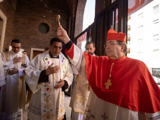 Đức Hồng Y Christophe Pierre người Pháp, Sứ thần Tòa Thánh tại Hoa Kỳ, rảy nước thánh trước khi cử hành Thánh lễ tại Rôma vào ngày 21 tháng 4 năm 2024, chính thức tiếp nhận Nhà thờ Hiệu tòa của mình, Nhà thờ Thánh Biển Đức (Ảnh: CNS/Pablo Esparza)