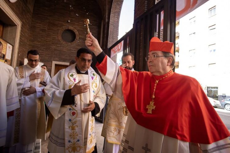 Đức Hồng Y Christophe Pierre người Pháp, Sứ thần Tòa Thánh tại Hoa Kỳ, rảy nước thánh trước khi cử hành Thánh lễ tại Rôma vào ngày 21 tháng 4 năm 2024, chính thức tiếp nhận Nhà thờ Hiệu tòa của mình, Nhà thờ Thánh Biển Đức (Ảnh: CNS/Pablo Esparza)