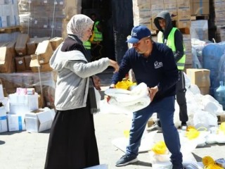 Các nhân viên của tổ chức Dịch vụ Cứu trợ Công giáo giúp phân phát vật liệu viện trợ nhân đạo cho dân thường Gaza vào tháng 3 năm 2024 (Ảnh: CRS)