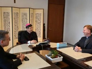 Đức Tổng Giám mục Chung Soon-taek (giữa) trò chuyện với Cha Nicolas Lefebüre (phải) thuộc Hội Thừa Sai Hải Ngoại Paris (MEP) tại Paris vào ngày 18 tháng 4 năm 2024 (Ảnh: news.cpbc.co.kr)