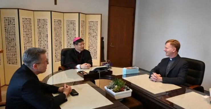 Đức Tổng Giám mục Chung Soon-taek (giữa) trò chuyện với Cha Nicolas Lefebüre (phải) thuộc Hội Thừa Sai Hải Ngoại Paris (MEP) tại Paris vào ngày 18 tháng 4 năm 2024 (Ảnh: news.cpbc.co.kr)