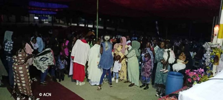 Lễ rửa tội cho 16 anh chị em tân tòng ở Port Sudan trong Đêm Vọng Phục Sinh (Ảnh: ACN)