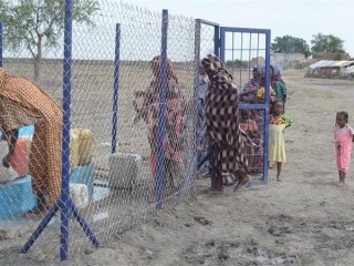 Phụ nữ và trẻ em lấy nước uống an toàn từ một máy bơm nước mới được xây dựng ở bang White Nile, Sudan (Ảnh: CAFOD Sudan)