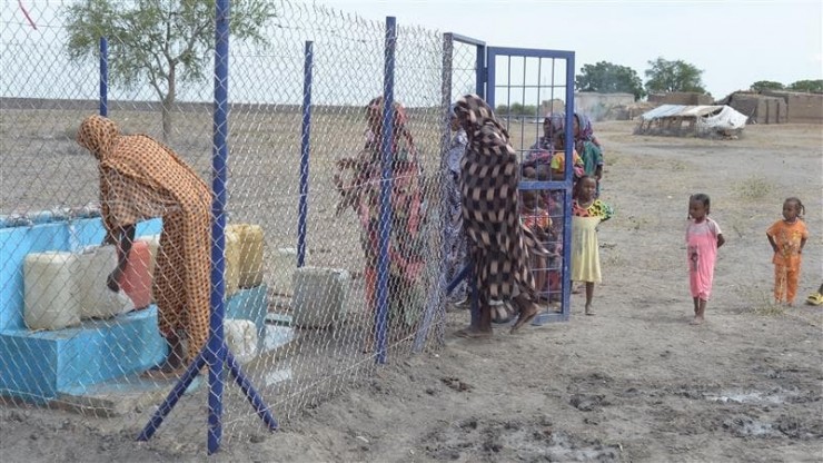 Phụ nữ và trẻ em lấy nước uống an toàn từ một máy bơm nước mới được xây dựng ở bang White Nile, Sudan (Ảnh: CAFOD Sudan)