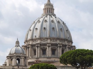 Mái vòm của Vương cung Thánh đường Thánh Phêrô nhìn từ Bảo tàng Vatican (Ảnh của Myrabella / Wikimedia Creative Commons Share Alike 3.0 & GFDL)