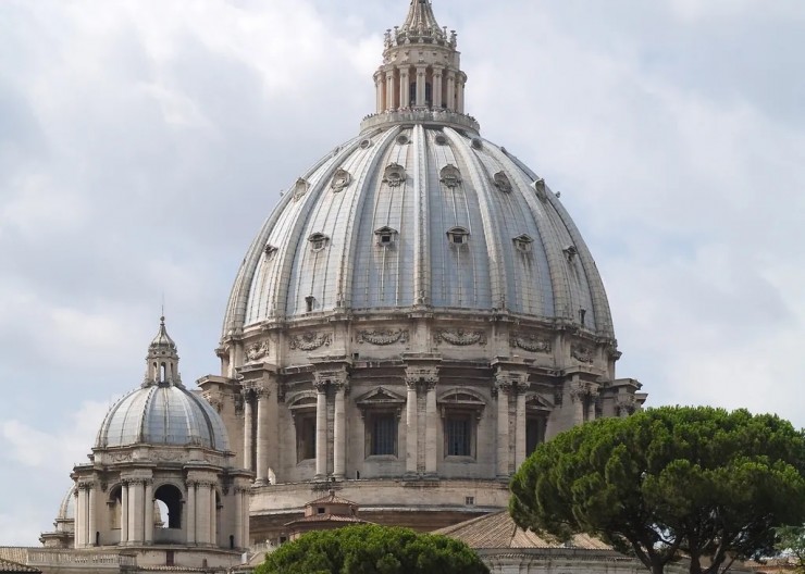 Mái vòm của Vương cung Thánh đường Thánh Phêrô nhìn từ Bảo tàng Vatican (Ảnh của Myrabella / Wikimedia Creative Commons Share Alike 3.0 & GFDL)
