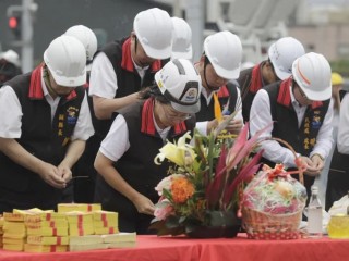 Thẩm phán quận Hoa Liên Hsu Chen-wei, thứ hai từ trái sang, cùng các quan chức chính phủ, cầu nguyện trong buổi lễ phá dỡ tòa nhà bị sập một phần, hai ngày sau khi trận động đất mạnh tấn công thành phố, tại thành phố Hoa Liên, miền đông Đài Loan, Thứ Sáu, ngày 5 tháng 4, 2024 (Ảnh: Chiang Ying-ying/AP)