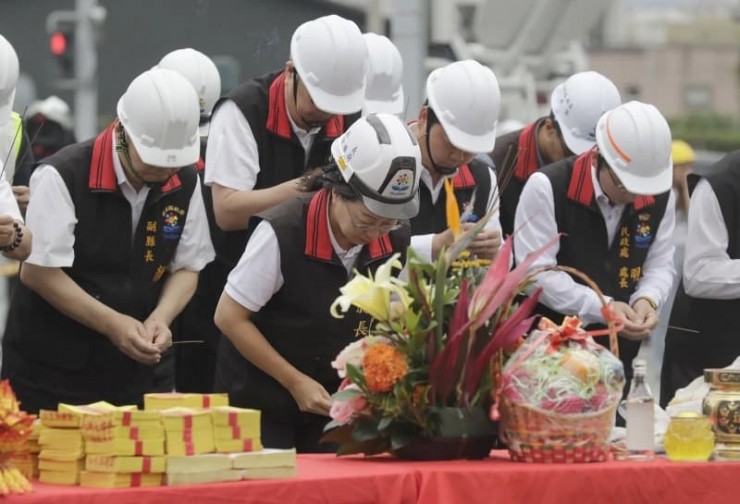 Thẩm phán quận Hoa Liên Hsu Chen-wei, thứ hai từ trái sang, cùng các quan chức chính phủ, cầu nguyện trong buổi lễ phá dỡ tòa nhà bị sập một phần, hai ngày sau khi trận động đất mạnh tấn công thành phố, tại thành phố Hoa Liên, miền đông Đài Loan, Thứ Sáu, ngày 5 tháng 4, 2024 (Ảnh: Chiang Ying-ying/AP)