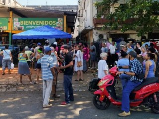 Người dân xếp hàng mua thực phẩm ở Havana vào ngày 27 tháng 3 năm 2024. Tuyên bố về tình trạng thiếu lương thực cùng với tình trạng mất điện kéo dài đã ảnh hưởng đến gần như toàn bộ người dân Cuba trong những tuần gần đây, khiến hàng trăm người biểu tình vào ngày 17 tháng 3 tại ít nhất bốn thành phố ở Havana. đất nước, trong các cuộc biểu tình lớn nhất được ghi nhận kể từ cuộc tuần hành chống chính phủ lịch sử vào ngày 11 tháng 7 năm 2021 (Ảnh: YAMIL LAGE / AFP qua Getty Images)