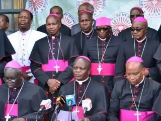 Đức Tổng Giám mục Maurice Muhatia Makumba (người ngồi giữa), Chủ tịch Hội đồng Giám mục Kenya (Ảnh: Vatican News)
