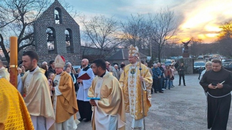 Đêm canh thức Phục sinh với Đức Tổng Giám mục Visvaldas Kulbokas ở Zaporizhzhia (Ảnh @rkc.zp.ua)