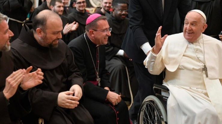 Đức Thánh Cha Phanxicô cười đùa với các tu sĩ Dòng Phan Sinh trong buổi tiếp kiến tại Vatican (Ảnh: Truyền thông Vatican)