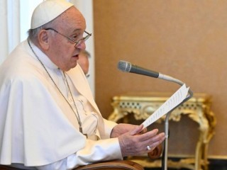 Đức Thánh Cha Phanxicô trò chuyện với các thành viên của Ủy ban Kinh Thánh Giáo hoàng (Ảnh: Truyền thông Vatican)