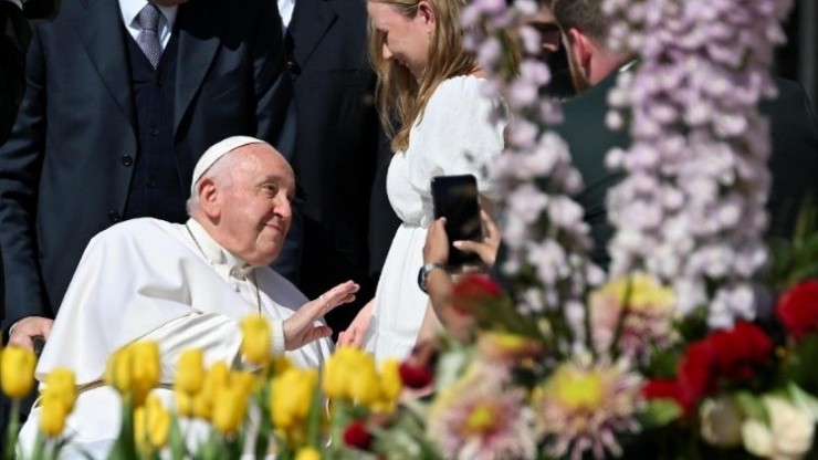 Đức Thánh Cha Phanxicô chúc lành cho một phụ nữ (Ảnh: Vatican News)