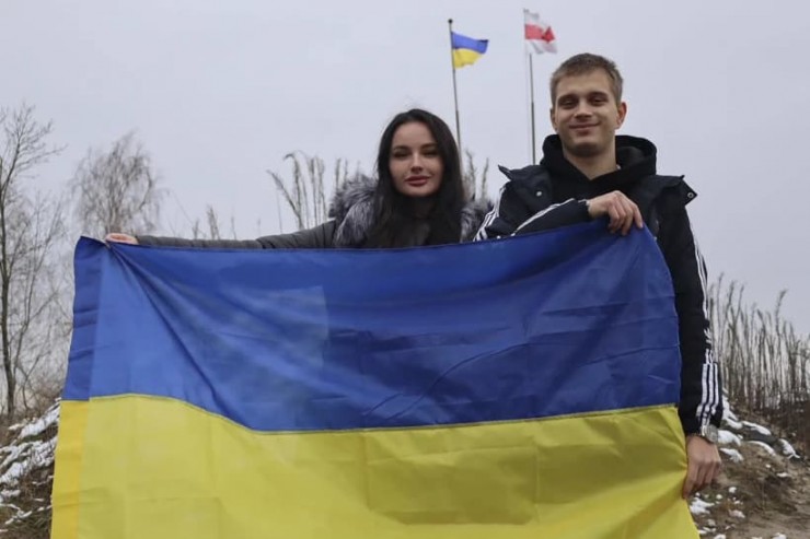 Trong bức ảnh do Văn phòng Báo chí Tổng thống Ukraine cung cấp, chàng thiếu niên người Ukraine Bohdan Yermokhin, phải, cầm lá cờ Ukraine ở biên giới Ukraine-Belarus ở Ukraine, Chúa nhật, ngày 19 tháng 11 năm 2023. Chàng thiếu niên mồ côi người Ukraine đã bị đưa đến Nga vào năm ngoái trong cuộc chiến tranh ở quê hương và hiện đã trở về nhà sau khi đoàn tụ với người thân ở Belarus vào ngày sinh nhật tròn 18 tuổi hôm Chúa nhật (Ảnh: Văn phòng Báo chí Tổng thống Ukraine/ AP)