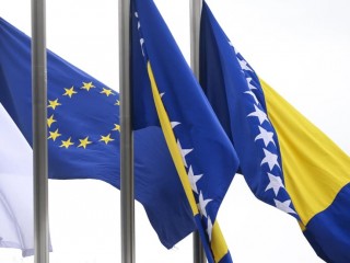 Cờ Liên minh Châu Âu đặt cạnh cờ của Bosnia và Herzegovina ở Sarajevo, ngày 12 tháng 3 năm 2024 (Ảnh: Armin Durgut/AP)