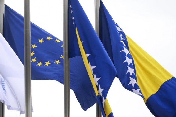 Cờ Liên minh Châu Âu đặt cạnh cờ của Bosnia và Herzegovina ở Sarajevo, ngày 12 tháng 3 năm 2024 (Ảnh: Armin Durgut/AP)