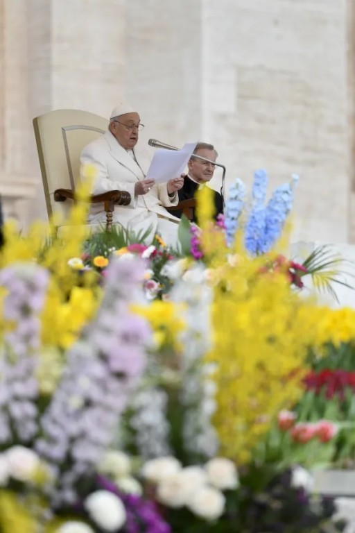 Đức Thánh Cha Phanxicô phát biểu trước những người hành hương tập trung tại Quảng trường Thánh Phêrô trong buổi tiếp kiến chung vào ngày 3 tháng 4 năm 2024 (Ảnh: Truyền thông Vatican)