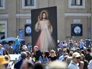 Ảnh Lòng Chúa  Thương Xót được giương cao tại Quảng trường Thánh Phêrô trước giờ giờ Kinh Lạy Nữ Vương Thiên Đàng của Đức Thánh Cha Phanxicô Regina Caeli vào ngày 7 tháng 4 năm 2024 (Ảnh: ALBERTO PIZZOLI/AFP via Getty Images)