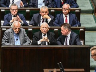 Jaroslaw Kaczynski (phía trước, giữa), lãnh đạo đảng chính trị Luật pháp và Công lý (PiS) ở Ba Lan, tham gia bỏ phiếu về bốn dự án dự thảo về quyền phá thai tại Quốc hội Ba Lan (SEJM) vào ngày 12 tháng 4 năm 2024, tại Warsaw, Ba Lan (Ảnh: Omar Marques / Getty Images)