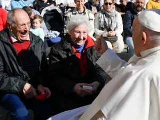 Đức Thánh Cha Phanxicô chào đón một cặp vợ chồng lớn tuổi trong buổi tiếp kiến chung tại Quảng trường Thánh Phêrô ở Vatican (Ảnh: Truyền thông Vatican)