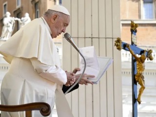 Đức Thánh Cha Phanxicô phát biểu trước những người hành hương tập trung tại Quảng trường Thánh Phêrô trong buổi tiếp kiến chung vào Thứ Tư vào ngày 17 tháng 4 năm 2024, tại Vatican (Ảnh: Truyền thông Vatican)