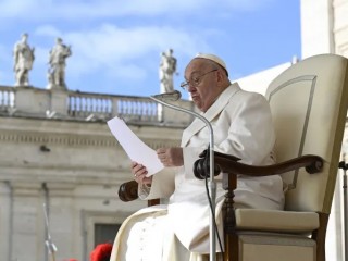 Đức Thánh Cha Phanxicô phát biểu trước những người hành hương tập trung tại Quảng trường Thánh Phêrô ở Vatican trong buổi tiếp kiến chung vào Thứ Tư vào ngày 24 tháng 4 năm 2024 (Ảnh: Truyền thông Vatican)