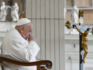 Đức Thánh Cha Phanxicô cầu nguyện trong buổi tiếp kiến chung thứ Tư tại Quảng trường Thánh Phêrô ở Vatican vào ngày 24 tháng 4 năm 2024 (Ảnh: Truyền thông Vatican)