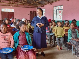 Nữ tu Medhin với các em học sinh ở Tigray, Ethiopia, vào tháng 3 năm 2024. Tổ chức Mary’s Meals có trụ sở tại Scotland, nơi cung cấp thức ăn cho gần 2,5 triệu trẻ em ở một số quốc gia nghèo nhất thế giới, đã hợp tác với Dòng Nữ tử Bác ái ở Tigray từ năm 2017 để cung cấp bữa ăn cho hàng nghìn trẻ em (Ảnh: Armstrong Studios/ 2024)