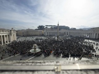Đám đông tại Quảng trường Thánh Phêrô để nghe bài diễn văn Truyền tin của Đức Thánh Cha vào ngày 14 tháng 1 năm 2024 (Ảnh: Truyền thông Vatican)
