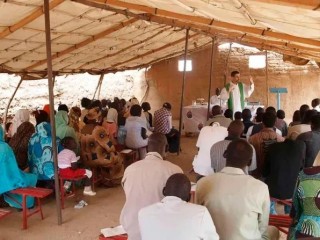 Một linh mục cử hành Thánh lễ ở Sudan trước khi bắt đầu chiến tranh (Ảnh: ACN)