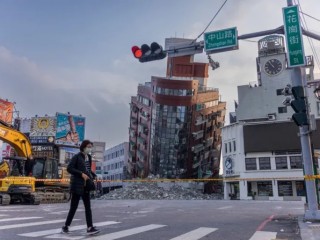 Một người đi ngang qua khu vực tòa nhà bị hư hại đã bị phong tỏa sau trận động đất mạnh 7,5 độ richter vào ngày 3 tháng 4 năm 2024 tại Hoa Liên, Đài Loan (Ảnh: Annabelle Chih/Getty Images)