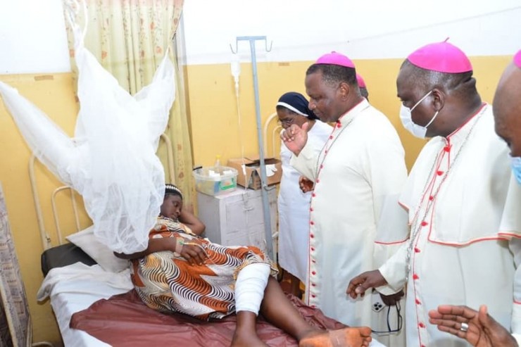 Đức Giám mục Jude Arogundade Địa phận Ondo, Nigeria, đến thăm một nạn nhân của vụ tấn công vào Nhà thờ Thánh Francis Xavier vào Chúa Nhật Lễ Ngũ Tuần năm 2022 (Ảnh: CNS/ ACN)