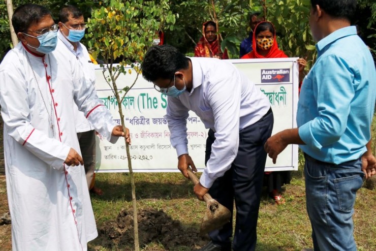 Đức Giám mục James Romen Boiragi, Giám mục Giáo phận Khulna, và một thành viên Caritas Bangladesh chính thức trồng cây tại khu vực ven biển Shyamnagar của quận Satkhira, Bangladesh (Ảnh: Stephan Uttom Rozario)