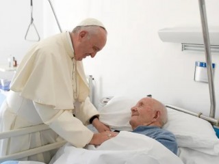 Đức Thánh Cha Phanxicô  thăm cụ ông San Raffaele tại một viện dưỡng lão ở Rieti, Ý vào ngày 4 tháng 10 namwv 2016 (Ảnh: Truyền thông Vatican)