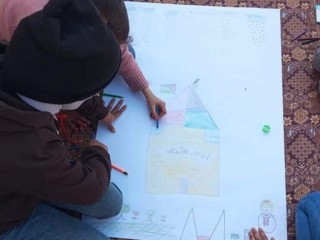 Đối tác của CAFOD ở miền nam Gaza đang cung cấp không gian cho các hoạt động của trẻ em để giúp chúng có thời gian nghỉ ngơi sau cuộc xung đột xung quanh chúng. “Những đứa trẻ đã vẽ những bức tranh phản ánh mong muốn về một tương lai tốt đẹp hơn, không có bạo lực” ,CAFOD cho biết. (Ảnh chụp màn hình từ trang web CAFOD)