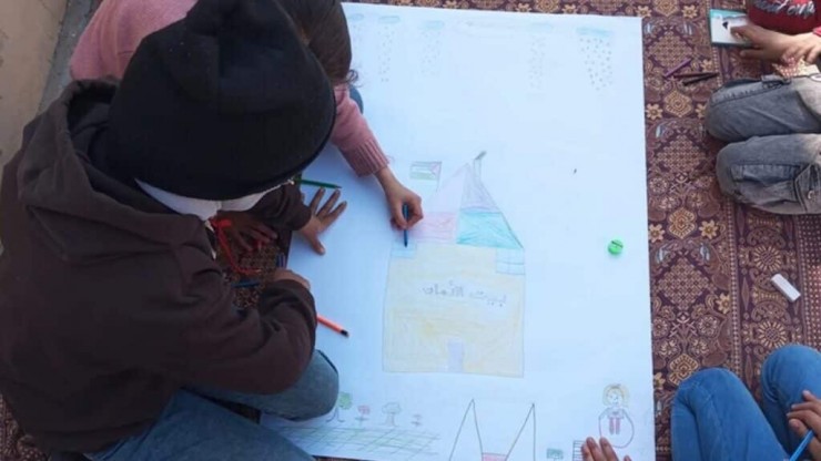 Đối tác của CAFOD ở miền nam Gaza đang cung cấp không gian cho các hoạt động của trẻ em để giúp chúng có thời gian nghỉ ngơi sau cuộc xung đột xung quanh chúng. “Những đứa trẻ đã vẽ những bức tranh phản ánh mong muốn về một tương lai tốt đẹp hơn, không có bạo lực” ,CAFOD cho biết. (Ảnh chụp màn hình từ trang web CAFOD)